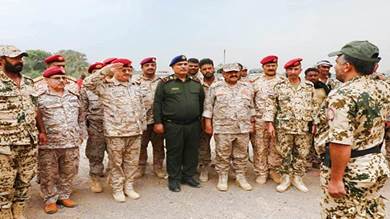 ​وزير الدفاع يتفقد الوحدات العسكرية والمقاتلين في محور حيس بالحديدة